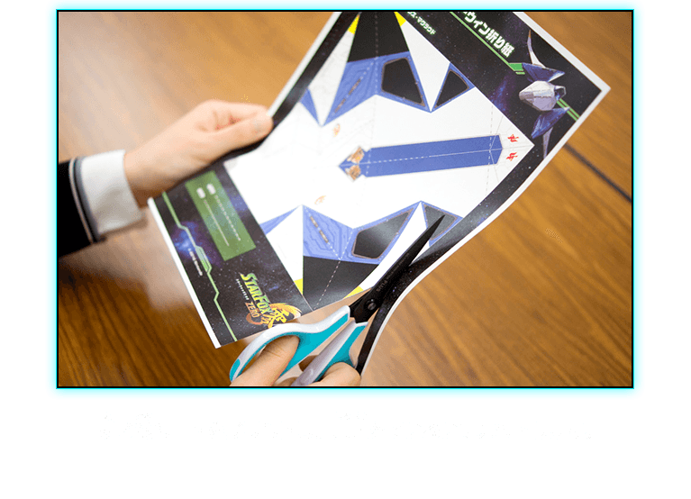 折り紙シートをプリントし、周囲をていねいにカットします。