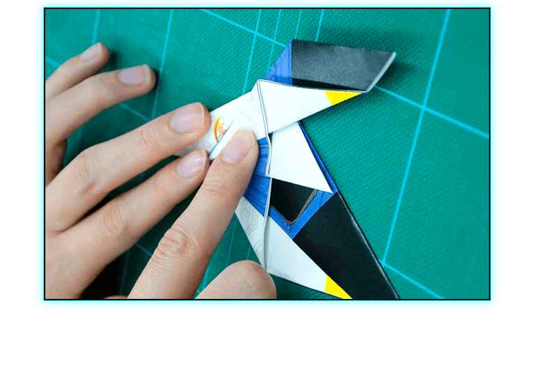 つぶすようにして折ります。