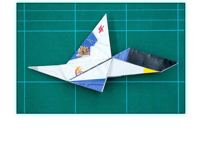 上まで押し出して、コクピットの中央に折り目をつけると、このような状態になります。