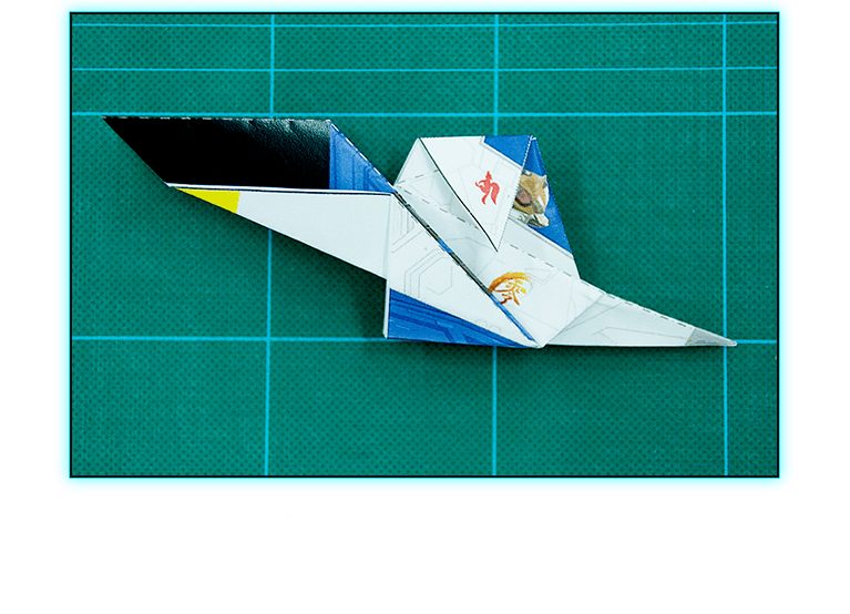 反対側も同じように谷折りし、折り目をつけます。