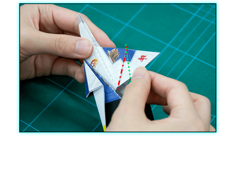 21～24でつけた折り目にそって、コックピットを内側に段々に折り込みます。