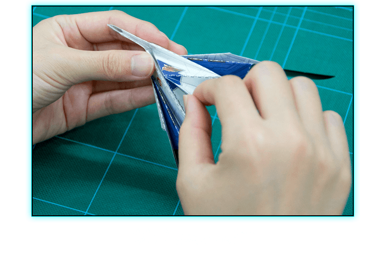 段々に折り込んでいる途中…