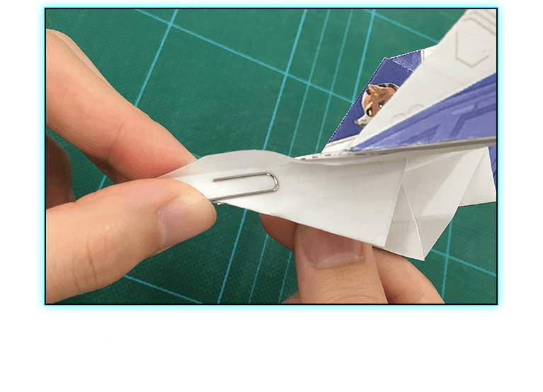 機体の下にクリップをはさむと、少し飛びやすくなります。