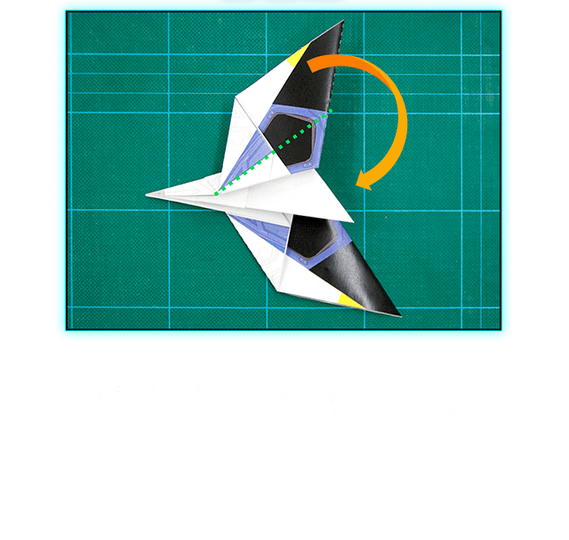 緑の線で示した部分で谷折りします。